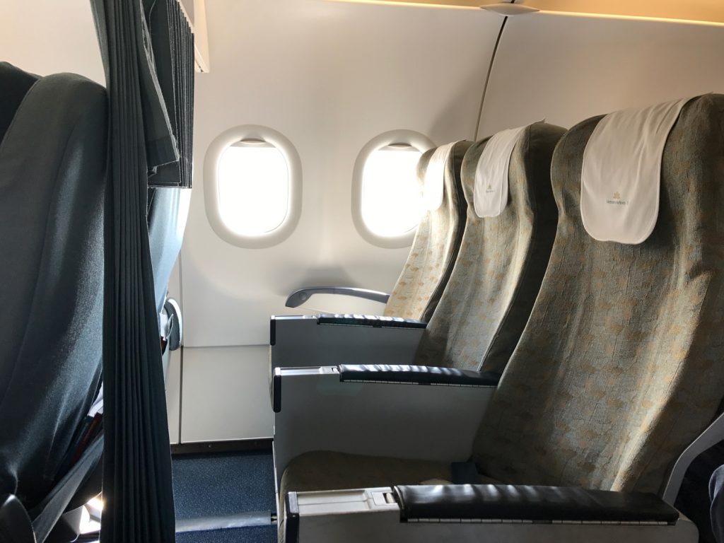 座席は81センチ 名古屋からベトナム航空でホーチミン直行便 エアバスa321の機内を紹介 チェックイン 飛行時間 セントレア ベトナム フライトの達人
